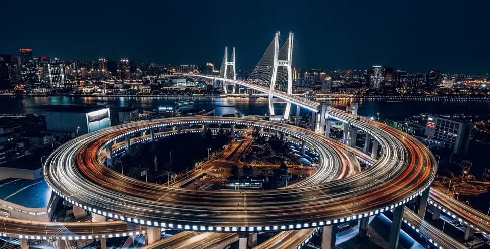 Vista aérea nocturna de una autopista circular iluminada en una ciudad