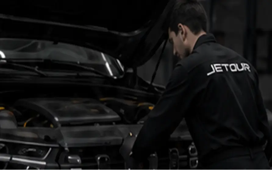 Técnico de Jetour revisando el motor de una camioneta